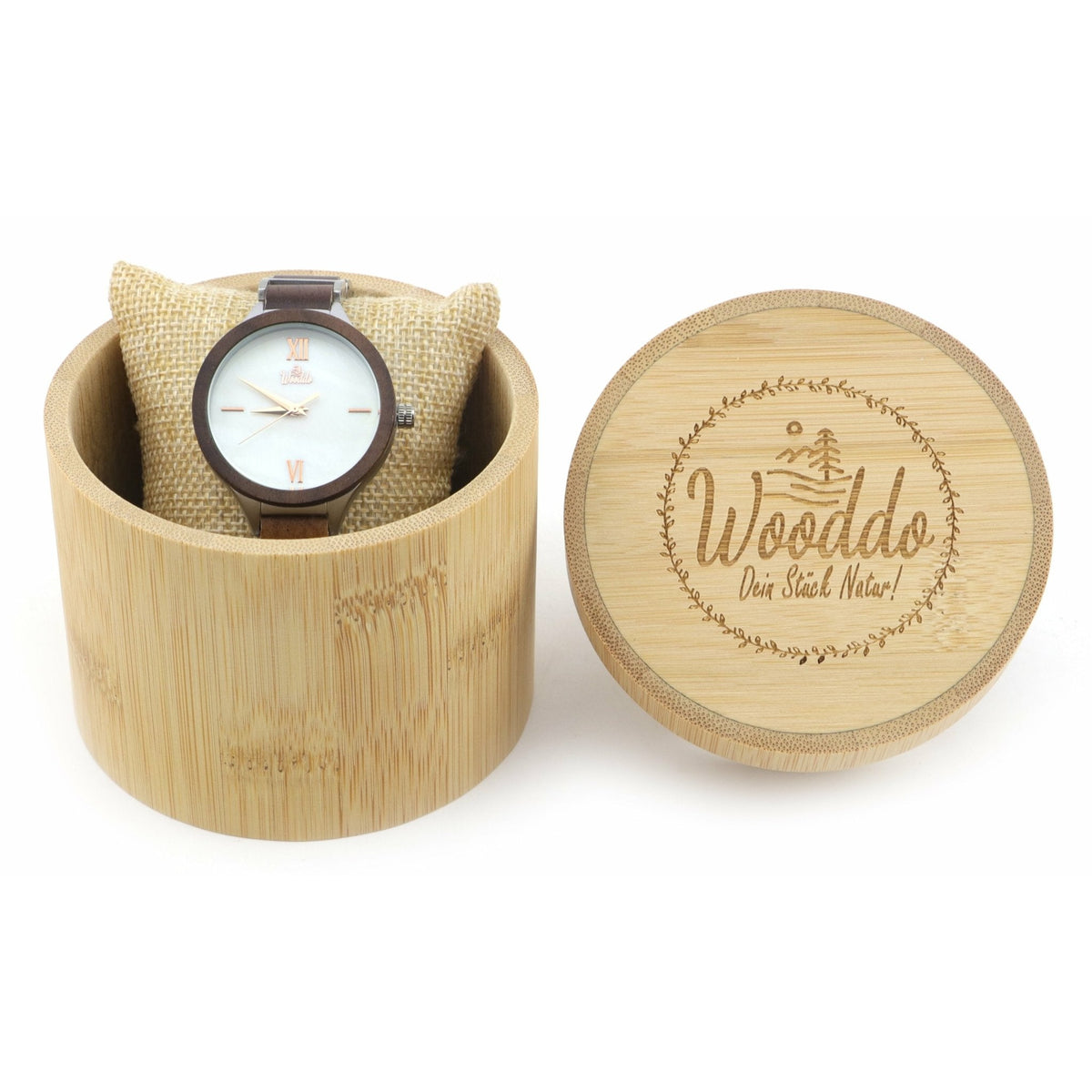 Holzuhr Fancy in der geöffneten runden Wooddo-Holzverpackung
