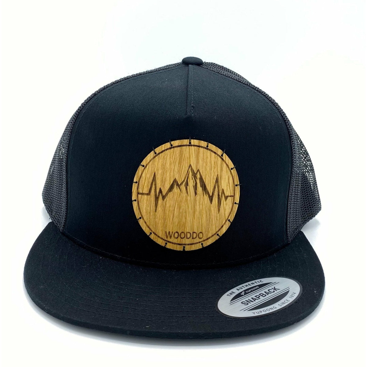 Schwarzes Mountainair Mesh Snapback Cap mit Holzemblem Mountainheart, von vorne