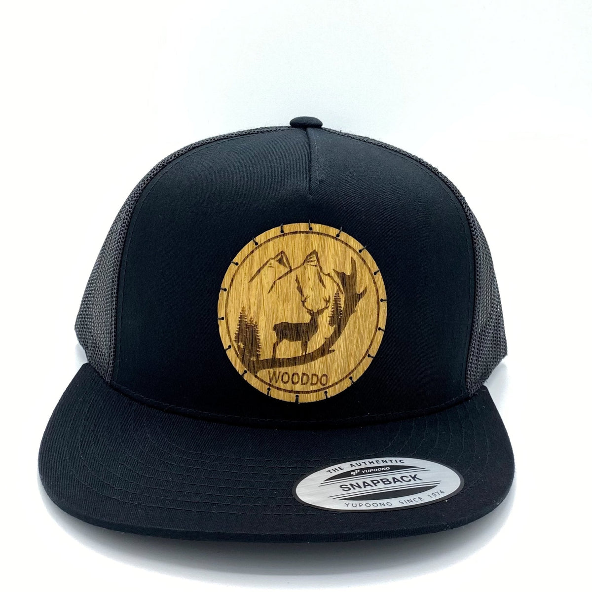 Schwarzes Mountainair Mesh Snapback Cap mit Holzemblem Wild, von vorne