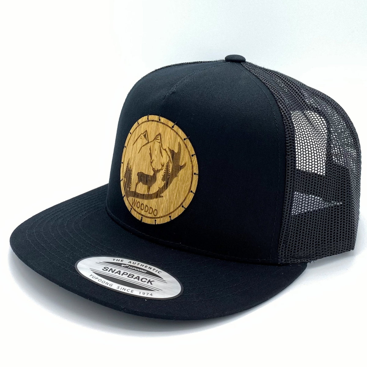 Schwarzes Mountainair Mesh Snapback Cap mit Holzemblem Wild, schräg von vorne mit Mesh-Rückseite