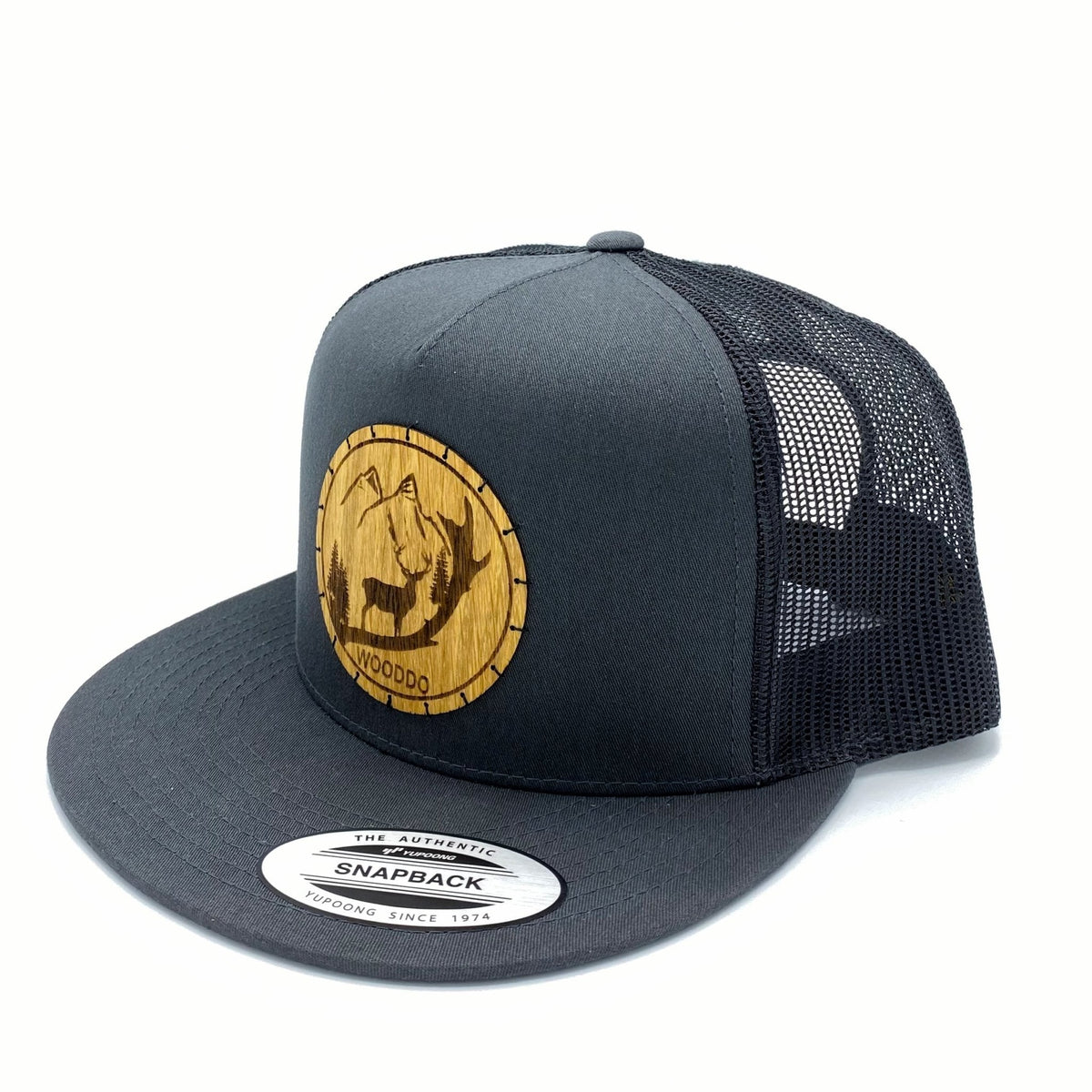 Dunkelgraues Mountainair Mesh Snapback Cap mit Holzemblem Wild, schräg von vorne mit Mesh-Rückseite