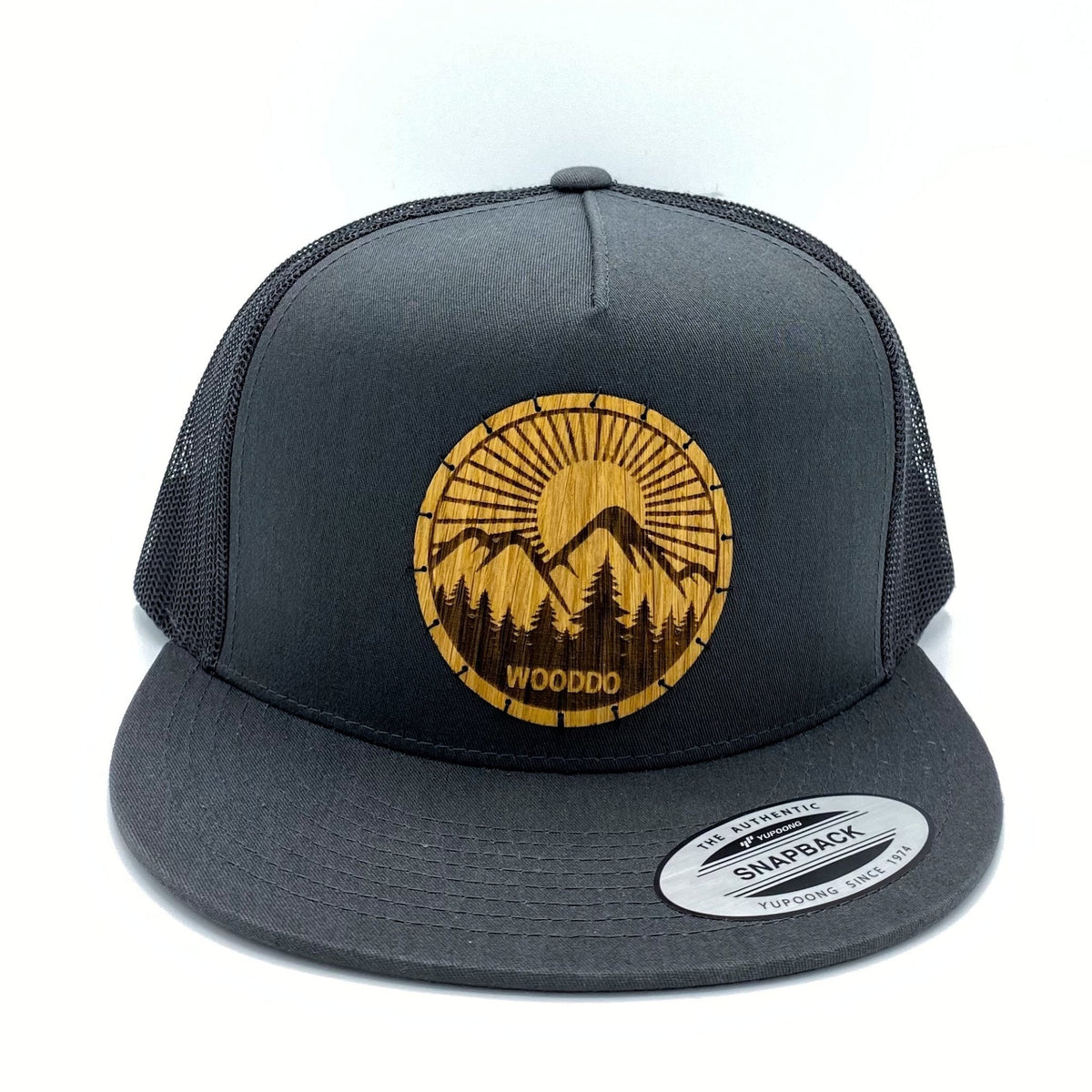 Dunkelgraues Mountainair Mesh Snapback Cap mit Holzemblem Sunrise, von vorne