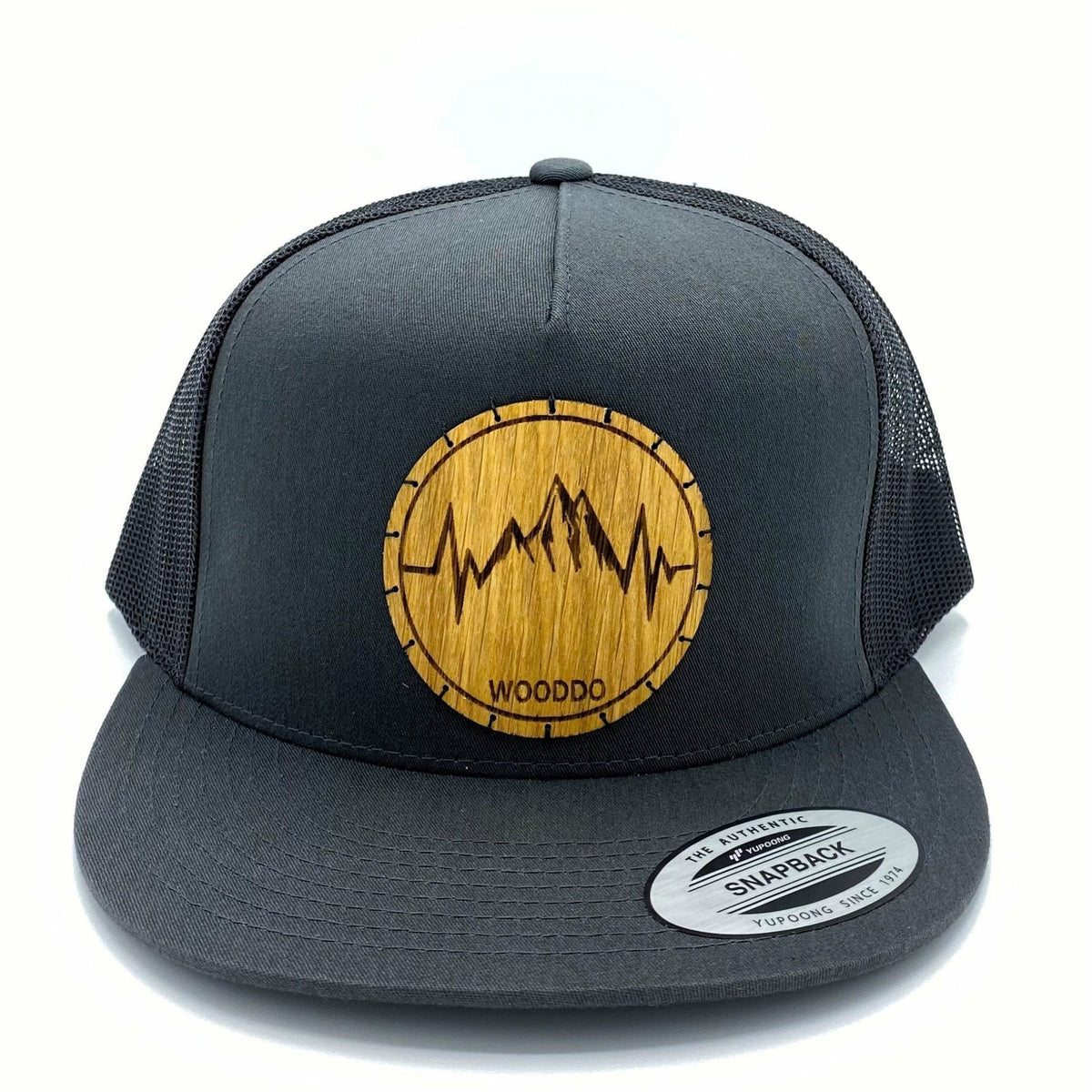 Dunkelgraues Mountainair Mesh Snapback Cap mit Holzemblem Mountainheart, von vorne