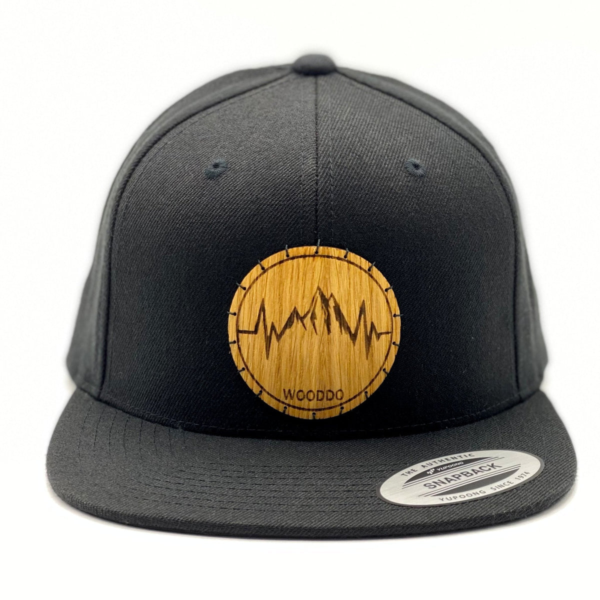 Schwarzes Natureclassic Snapback Cap mit Holzemblem Mountainheart, von vorne