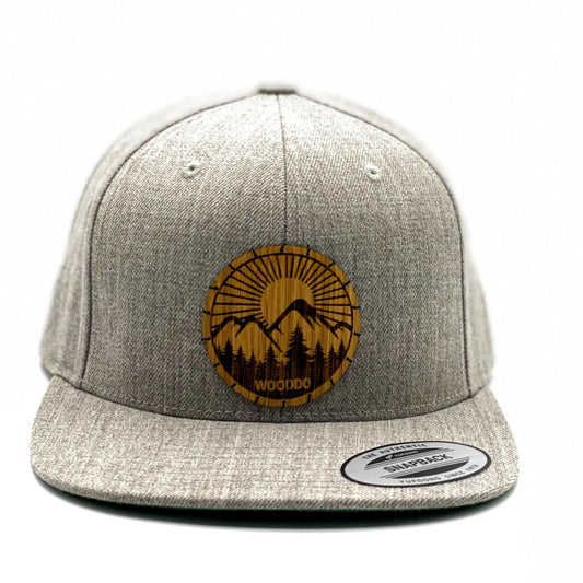 Hellgrau meliertes Natureclassic Snapback Cap mit Holzemblem Sunrise, von vorne