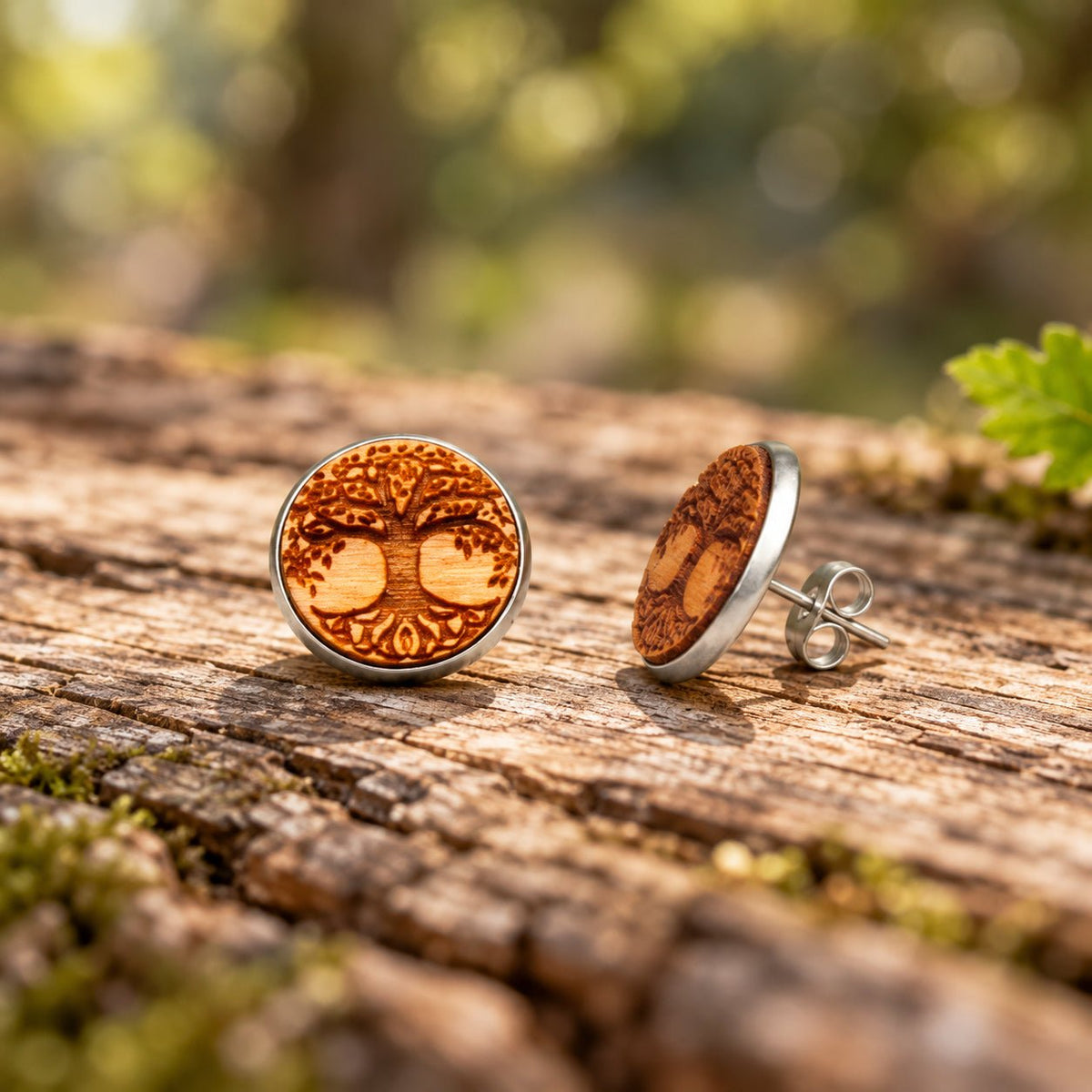 Holz Ohrstecker Baum des Lebens aus Kirschholz auf einer Holzoberfläche