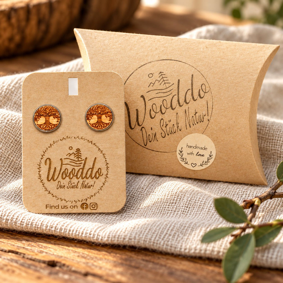 Holz Ohrstecker Baum des Lebens aus Kirschholz mit Halter und Wooddo-Geschenkschachtel auf Leinen