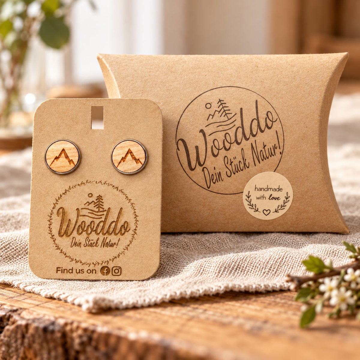 Holz Ohrstecker Gipfelstürmer aus Kirschholz mit Halter und Wooddo-Geschenkschachtel auf Leinen