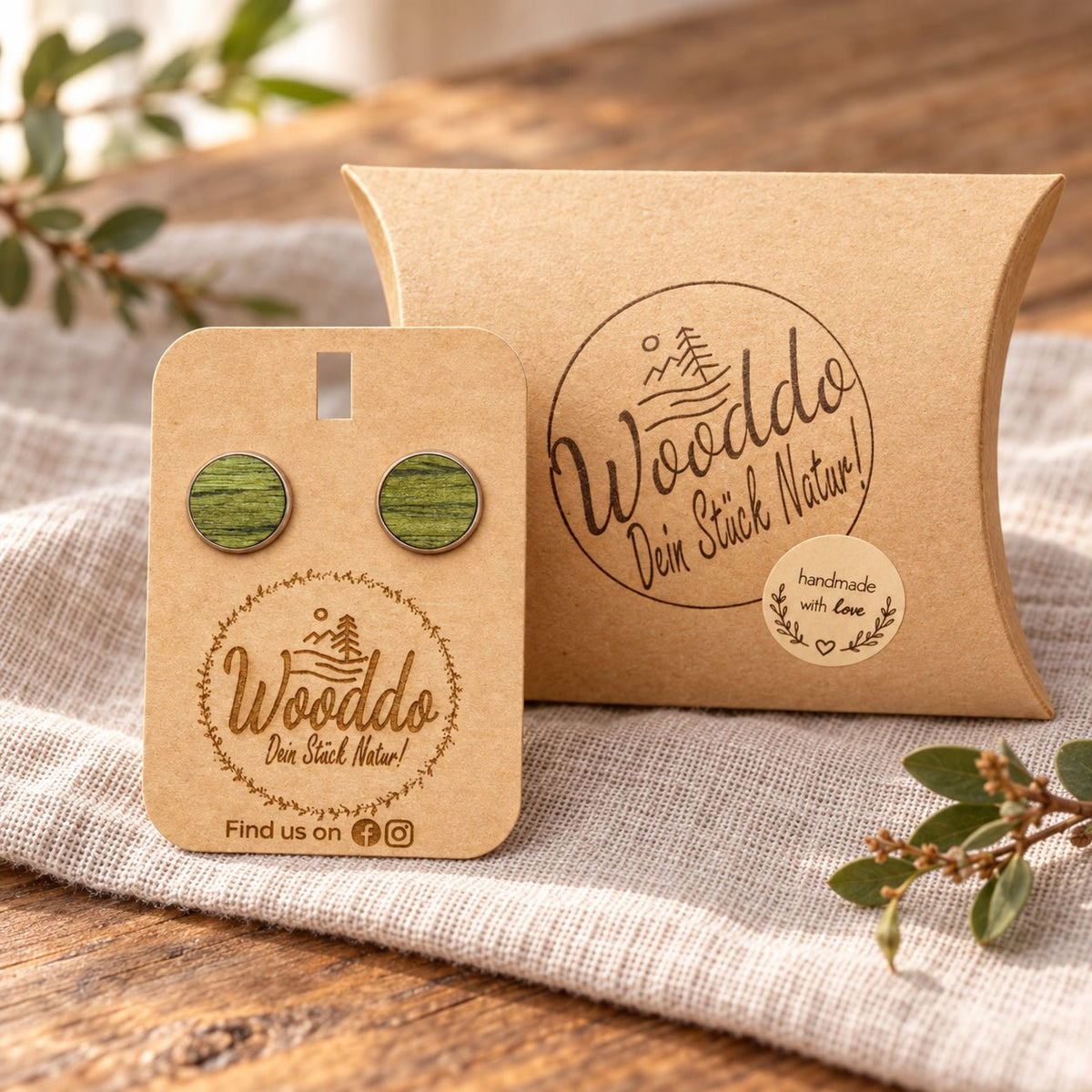 Holz Ohrstecker Green Dot aus koloriertem Holz in Grün mit Halter und Wooddo-Geschenkschachtel auf Leinen