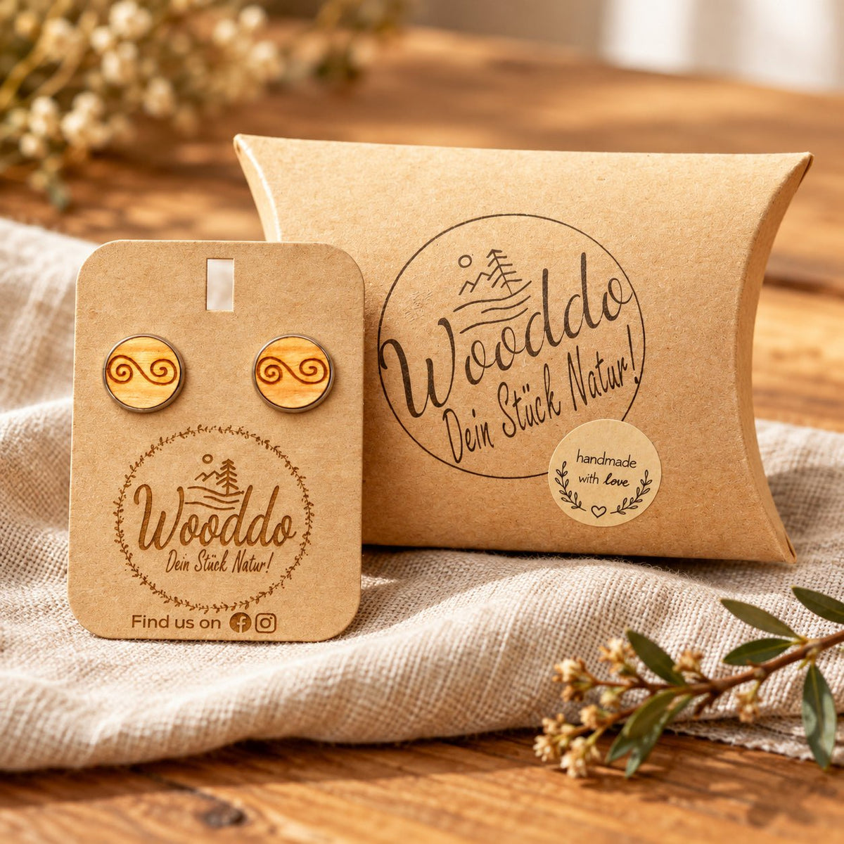 Holz Ohrstecker Infinity aus Kirschholz mit Halter und Wooddo-Geschenkschachtel auf Leinen