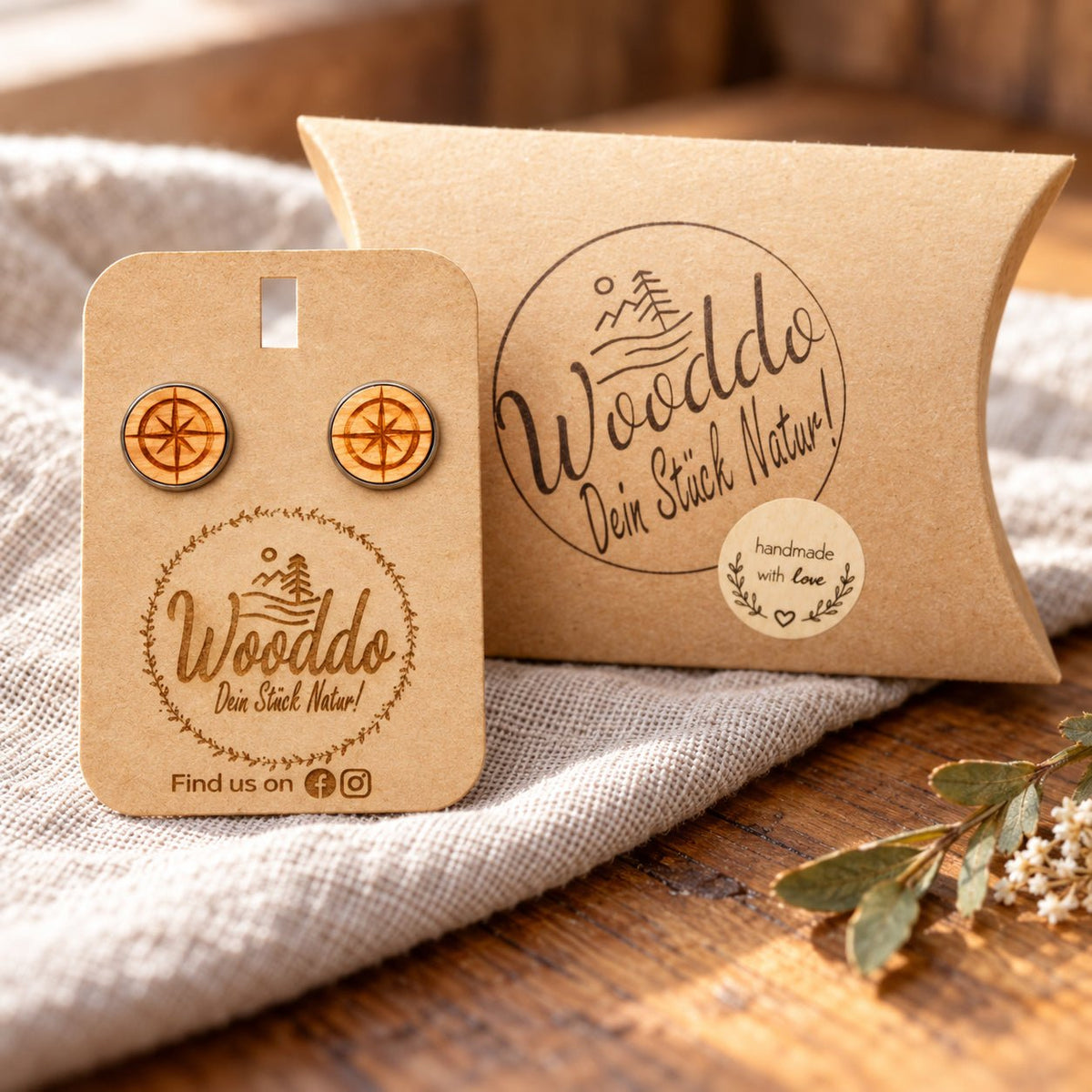 Holz Ohrstecker Kompass aus Kirschholz mit Halter und Wooddo-Geschenkschachtel auf Leinen