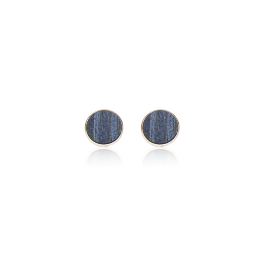 Holz Ohrstecker Blue Dot aus koloriertem Holz in Blau, Paar in Vorderansicht