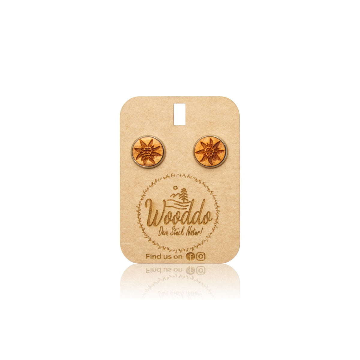 Holz Ohrstecker Edelweiß aus Kirschholz auf dem Wooddo-Halter