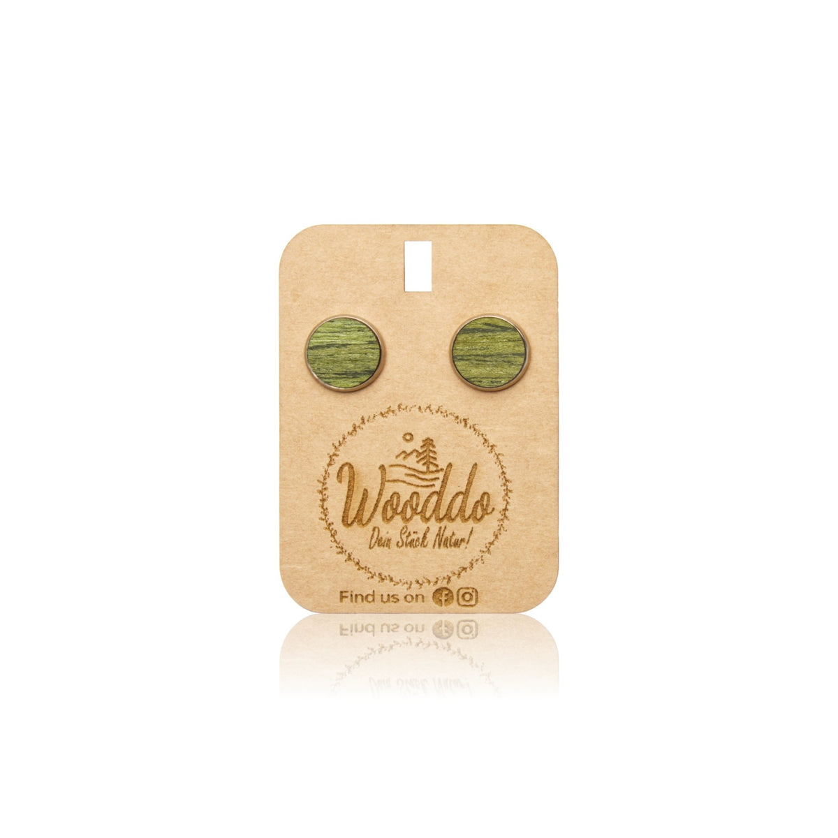 Holz Ohrstecker Green Dot aus koloriertem Holz in Grün auf dem Wooddo-Halter