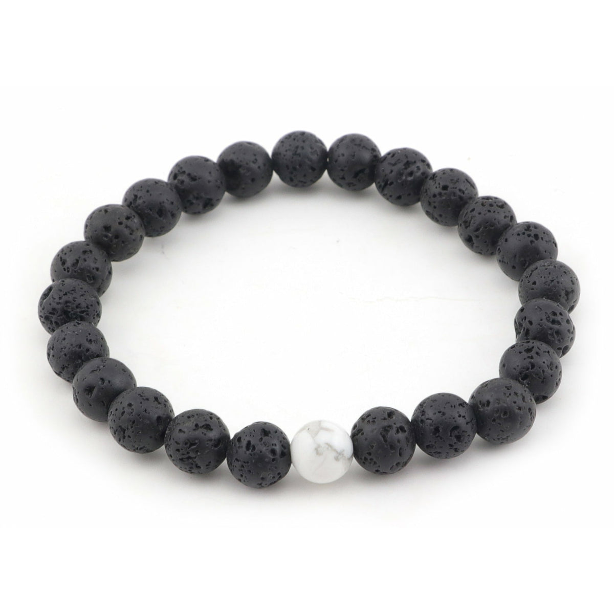Armband Black and White aus schwarzen Lavaperlen mit weißer Marmorperle als Akzent