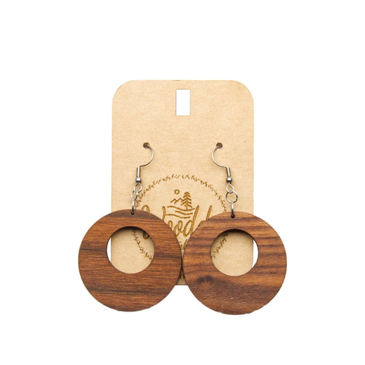 Hängeohrringe Circles aus Nussholz auf dem Wooddo-Schmuckhalter