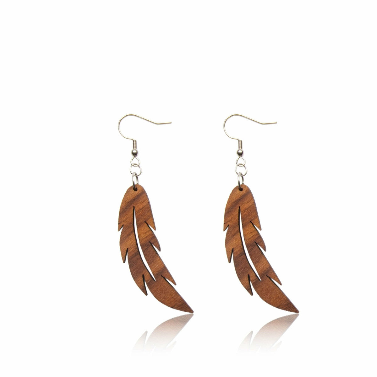 Hängende Holzohrringe Feather aus Nussholz mit Federmotiv