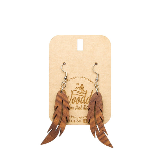 Hängeohrringe Feather aus Nussholz auf dem Wooddo-Schmuckhalter
