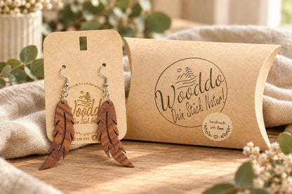 Hängeohrringe Feather aus Nussholz mit Wooddo-Schmuckschachtel