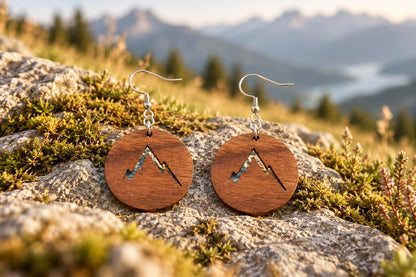 Hängende Holzohrringe Gipfelstürmer mit Bergmotiv auf Moos