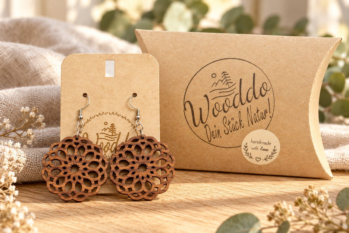 Hängeohrringe Mandala Flowerlove aus Nussholz mit Wooddo-Schmuckschachtel