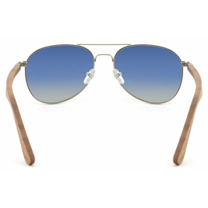 Holz-Sonnenbrille Apollo Silver mit Wengeholz-Bügeln, silberfarbener Fassung und blauen Gläsern, von hinten mit geöffneten Holzbügeln