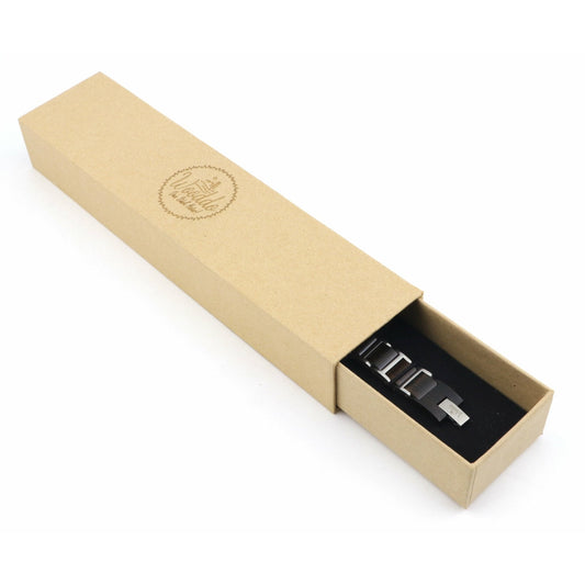 Holzarmband Black Shadow in der geöffneten Wooddo-Geschenkverpackung