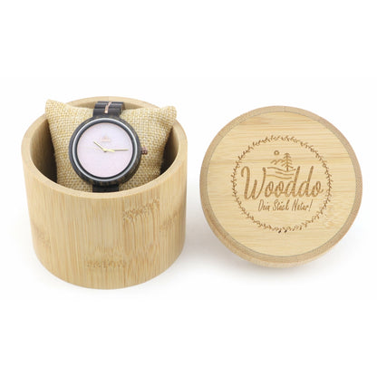 Holzuhr Rosalie in der geöffneten runden Wooddo-Holzverpackung