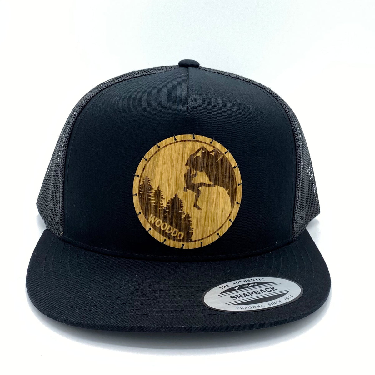 Schwarzes Mountainair Mesh Snapback Cap mit Holzemblem Climber, von vorne