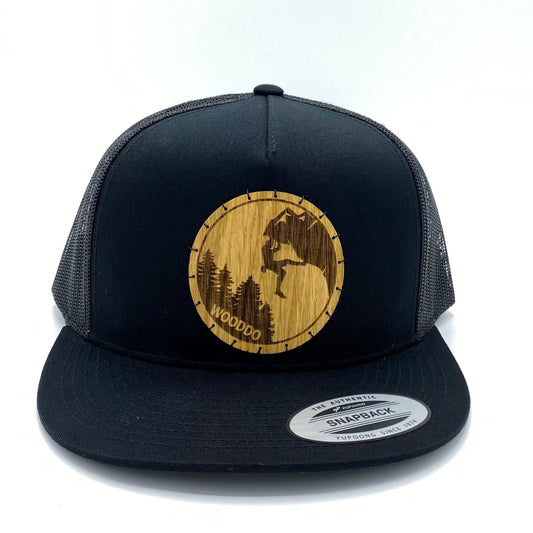 Schwarzes Mountainair Mesh Snapback Cap mit Holzemblem Climber, von vorne