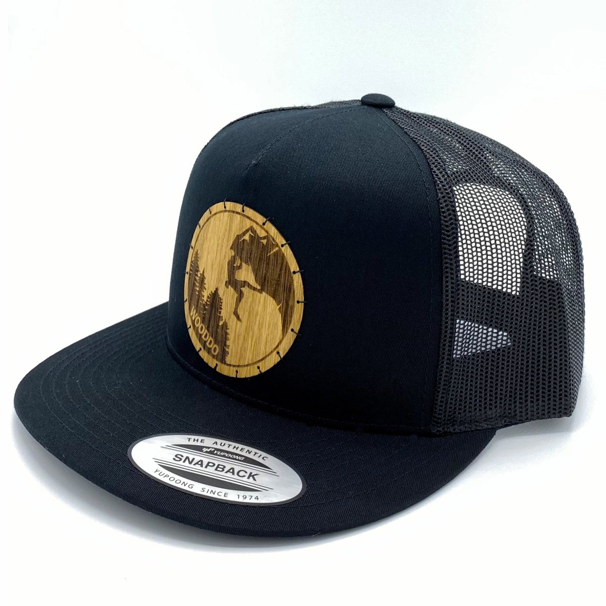 Schwarzes Mountainair Mesh Snapback Cap mit Holzemblem Climber, schräg von vorne mit Mesh-Rückseite