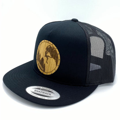 Schwarzes Mountainair Mesh Snapback Cap mit Holzemblem Climber, schräg von vorne mit Mesh-Rückseite