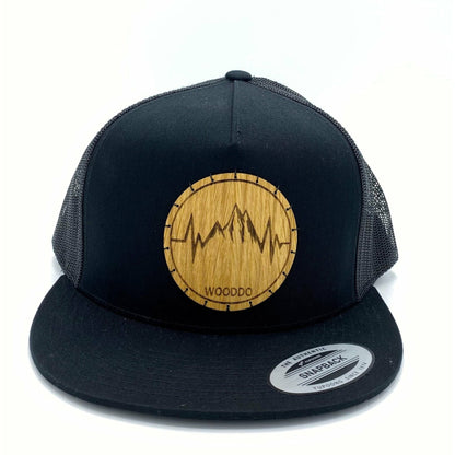 Schwarzes Mountainair Mesh Snapback Cap mit Holzemblem Mountainheart, von vorne