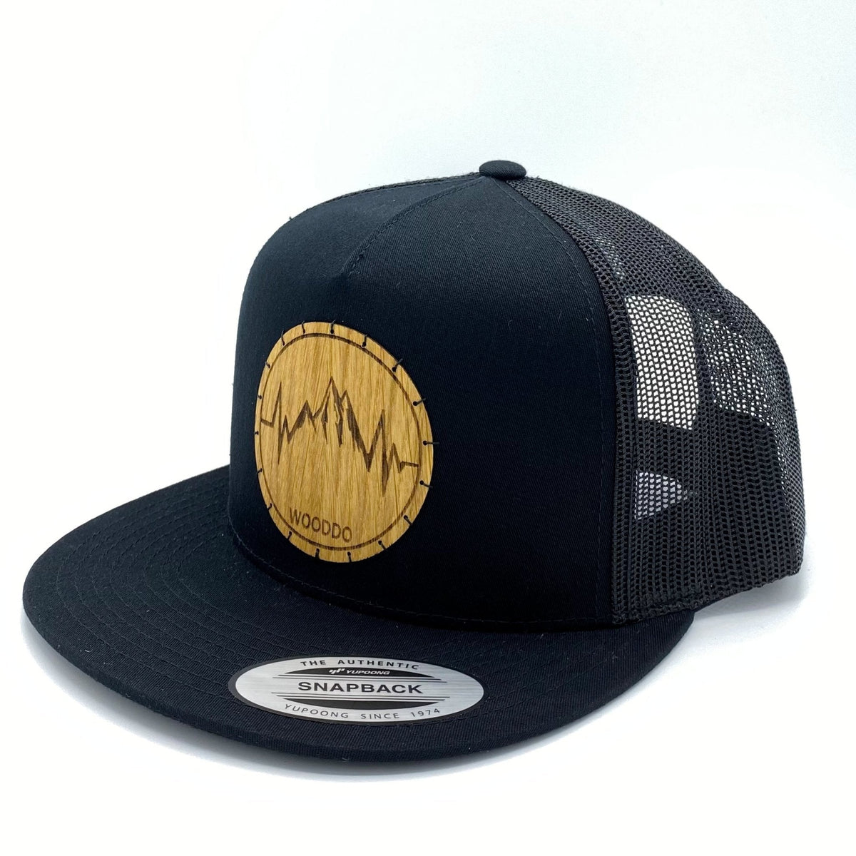 Schwarzes Mountainair Mesh Snapback Cap mit Holzemblem Mountainheart, schräg von vorne mit Mesh-Rückseite