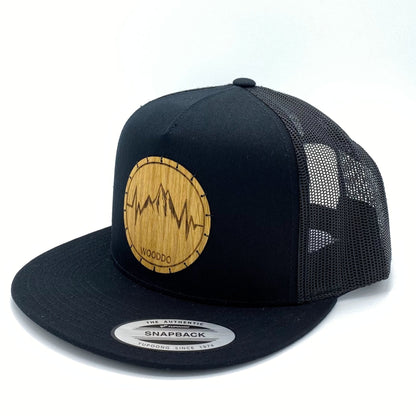 Schwarzes Mountainair Mesh Snapback Cap mit Holzemblem Mountainheart, schräg von vorne mit Mesh-Rückseite