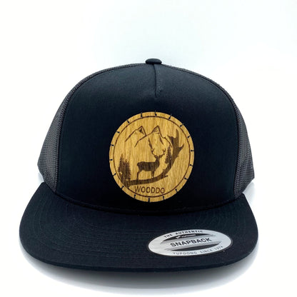 Schwarzes Mountainair Mesh Snapback Cap mit Holzemblem Wild, von vorne