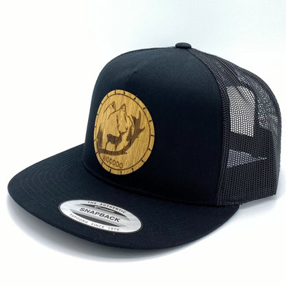 Schwarzes Mountainair Mesh Snapback Cap mit Holzemblem Wild, schräg von vorne mit Mesh-Rückseite