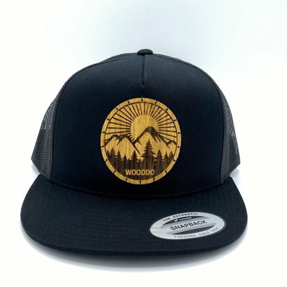 Schwarzes Mountainair Mesh Snapback Cap mit Holzemblem Sunrise, von vorne