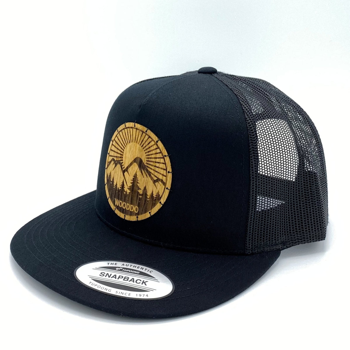 Schwarzes Mountainair Mesh Snapback Cap mit Holzemblem Sunrise, schräg von vorne mit Mesh-Rückseite