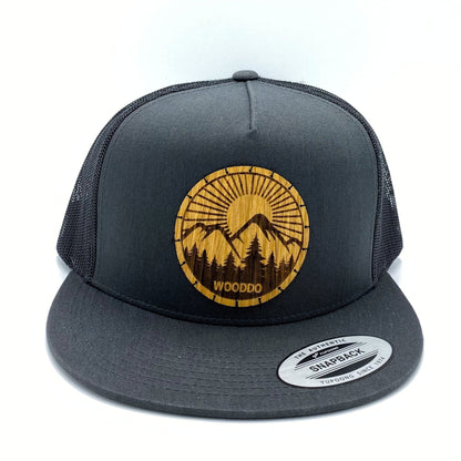 Dunkelgraues Mountainair Mesh Snapback Cap mit Holzemblem Sunrise, von vorne