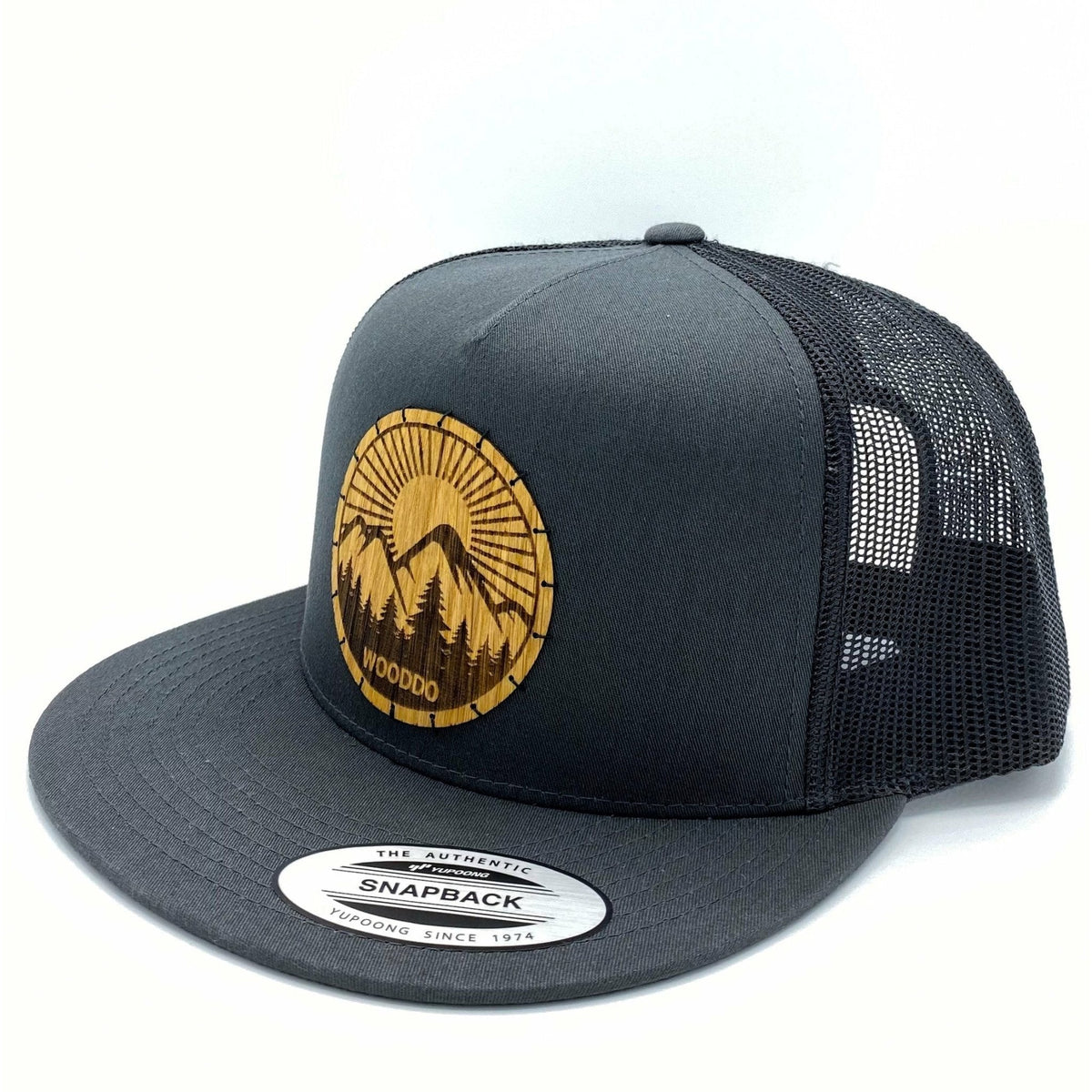 Dunkelgraues Mountainair Mesh Snapback Cap mit Holzemblem Sunrise, schräg von vorne mit Mesh-Rückseite