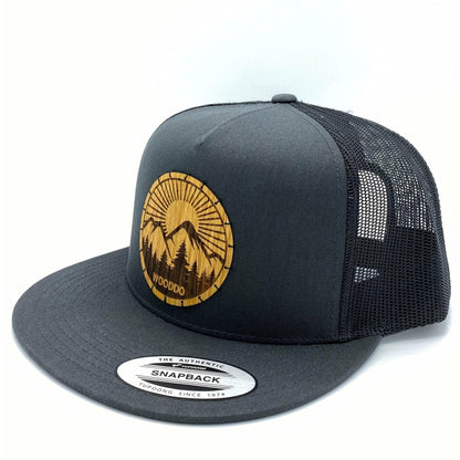 Dunkelgraues Mountainair Mesh Snapback Cap mit Holzemblem Sunrise, schräg von vorne mit Mesh-Rückseite
