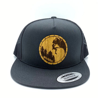 Dunkelgraues Mountainair Mesh Snapback Cap mit Holzemblem Climber, von vorne