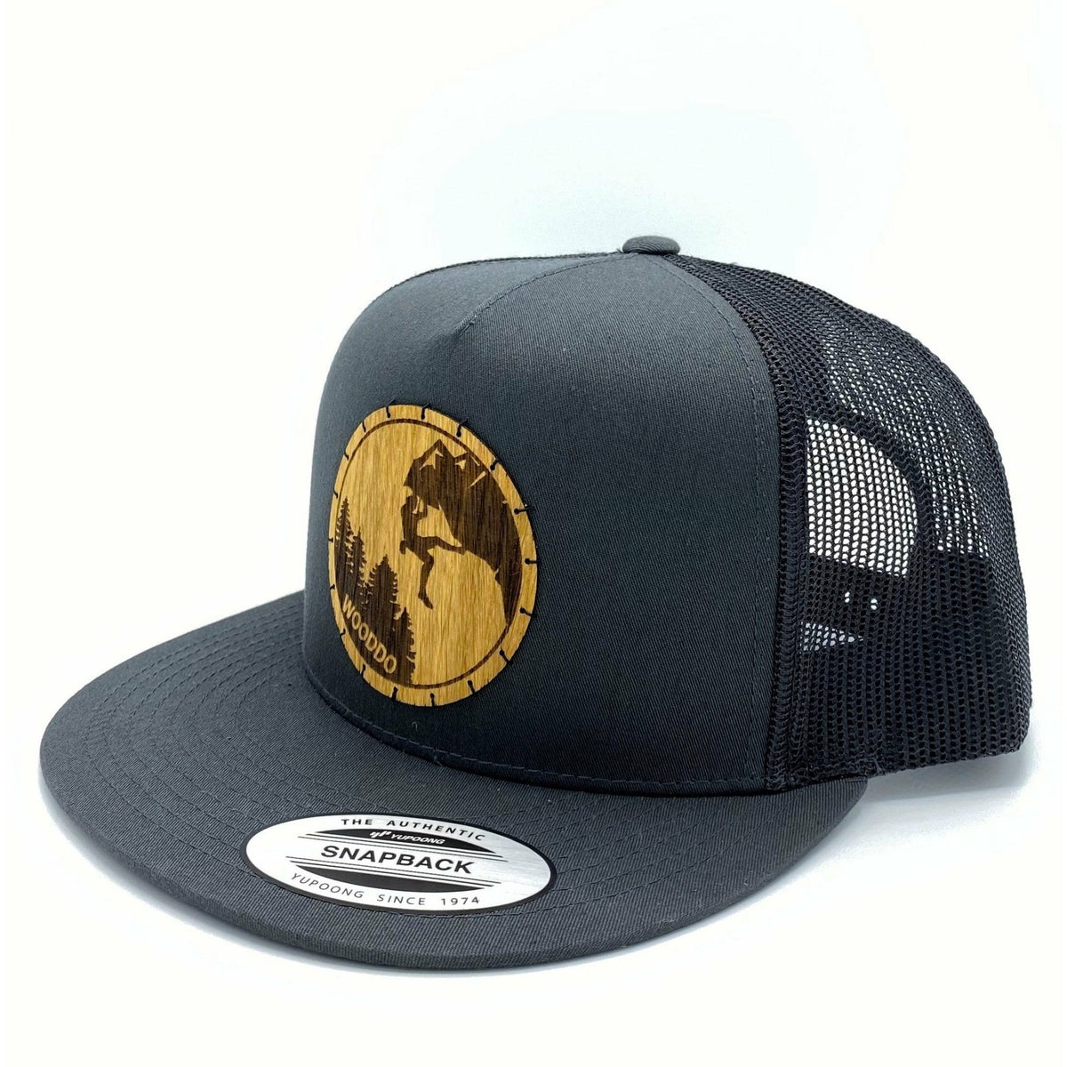 Dunkelgraues Mountainair Mesh Snapback Cap mit Holzemblem Climber, schräg von vorne mit Mesh-Rückseite