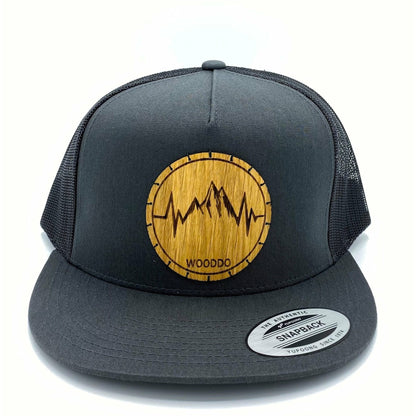 Dunkelgraues Mountainair Mesh Snapback Cap mit Holzemblem Mountainheart, von vorne