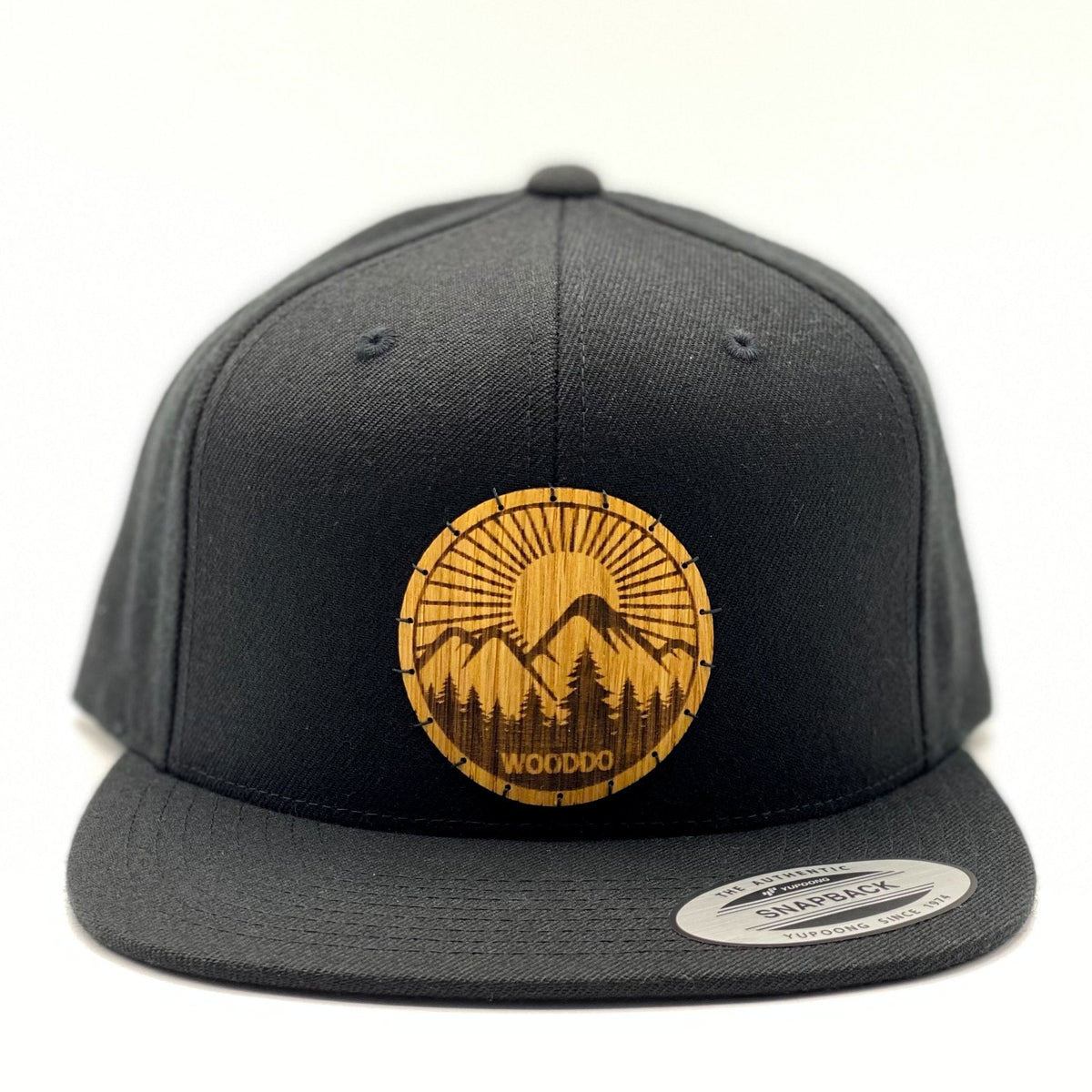 Schwarzes Natureclassic Snapback Cap mit Holzemblem Sunrise, von vorne