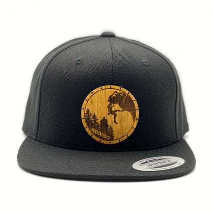 Schwarzes Natureclassic Snapback Cap mit Holzemblem Climber, von vorne