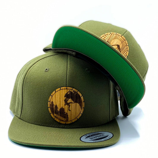 Olivgrünes Natureclassic Snapback Cap mit Holzemblem Sunrise und Climber, zwei Caps übereinander