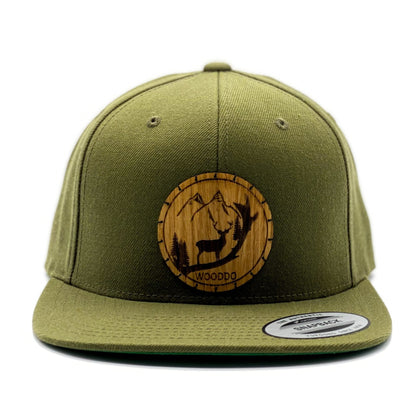 Olivgrünes Natureclassic Snapback Cap mit Holzemblem Wild, von vorne