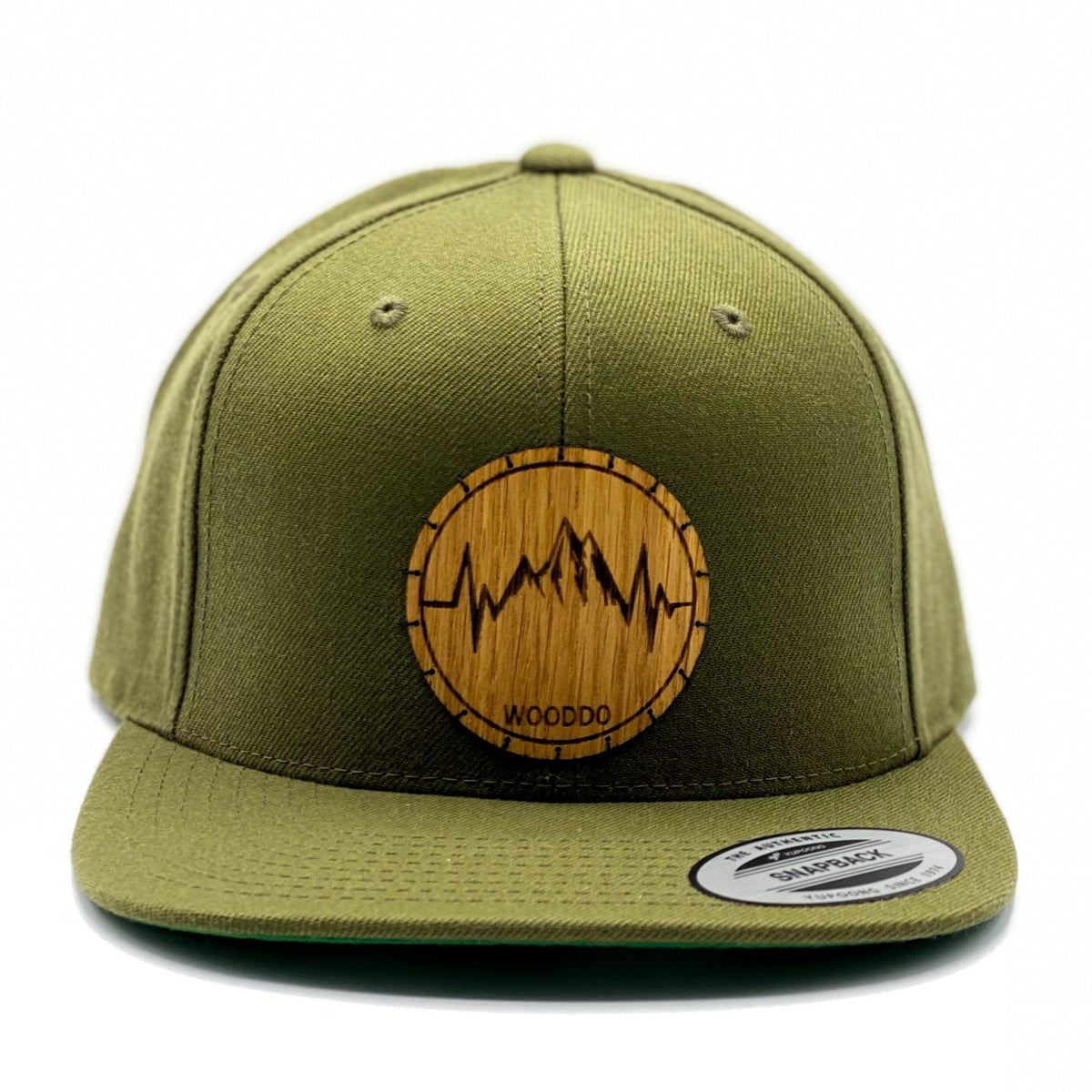 Olivgrünes Natureclassic Snapback Cap mit Holzemblem Mountainheart, von vorne